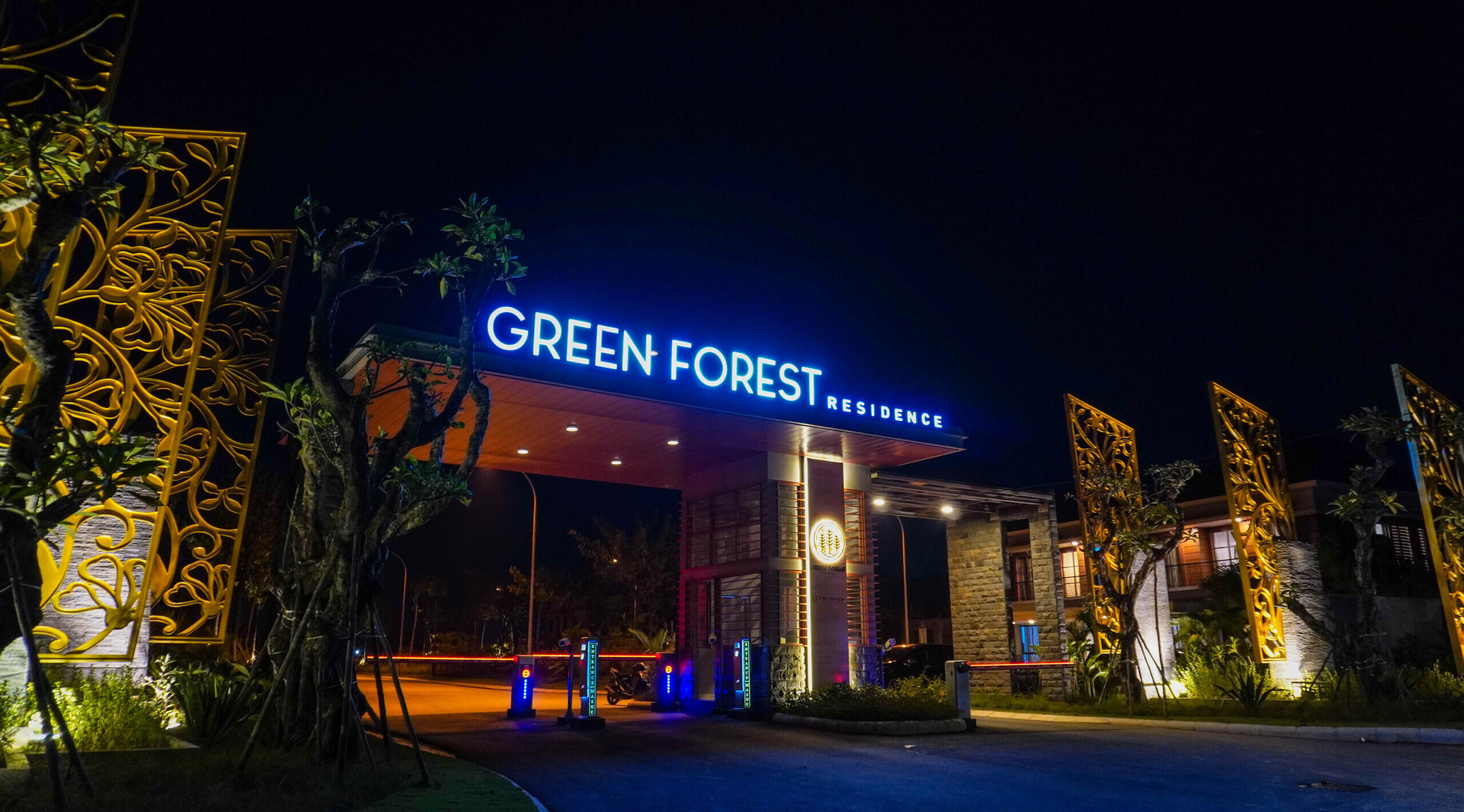 Gate Green Forest Residence view malam